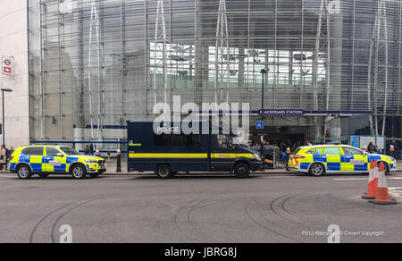 London, UK. 12th June 2017. 12 Jun 2017 - London UK - Armed Police has cleared Blackfriars Staton London - reason unknown at this time. Police in the UK, are on high alert following a spate of terror attacks across the country.  Credit: Darren Attersley/Alamy Live News Stock Photo