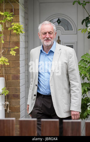 Islington, London, UK. 12th June 2017. Jeremy Corbyn, the leader of the Labour party leaves his home in the north London suburb of Islington. Credit: Peter Manning / Alamy Live News Stock Photo