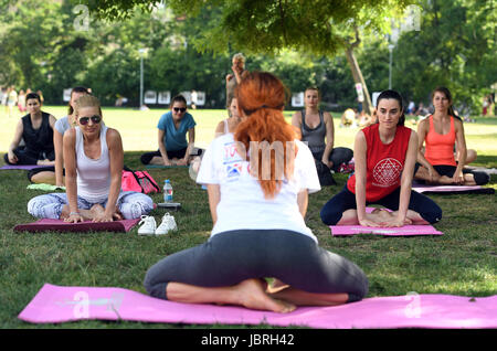 Prague, Czech Republic. 11th June, 2017. Women enjoy free yoga classes organized by Yoga Federation of Europe in the Kampa Park, Prague, Czech Republic, June 11, 2017. Credit: Katerina Sulova/CTK Photo/Alamy Live News Stock Photo