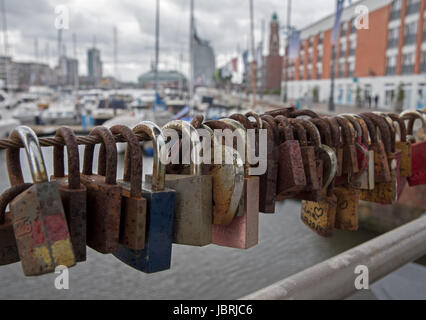 Bremerhaven, Germany. 12th June, 2017. Love locks rosting at the yacht port can be seen in Bremerhaven, Germany, 12 June 2017. Photo: Ingo Wagner/dpa/Alamy Live News Stock Photo