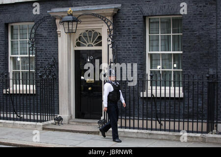 London, UK. 12th June, 2017. A police officer passes in front of 10 Downing Street. Credit: Mark Kerrison/Alamy Live News