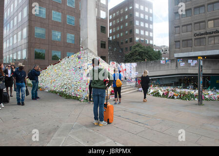 London, UK. 12th June, 2017. Messages of support and condolence are placed on a plinth on London Bridge following 3rd June terror attack. Eight people were killed and at least 48 injured in terror attacks on London Bridge and Borough Market. © Michael Tubi/Alamy Live News Stock Photo