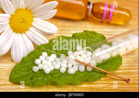Alternativmedizin mit homöopathischen Globuli und Akupunktur Stock Photo