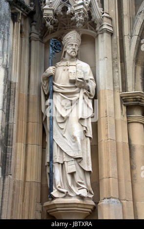 GLOUCESTERSHIRE ;GLOUCESTER;  EXTERIOR CATHEDRAL STATUE OF BISHOP SERLO BY J. F. REDFERN Stock Photo