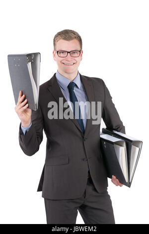 Freigestelltes Foto eines jungen, lächelnden Geschäftsmannes mit Brille, der mehrere Aktenorder hält. Der Mann schaut zur Kamera. Stock Photo