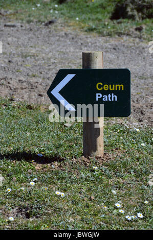 Green Wooden Footpath Sign in Gaelic & English near Coral Beach, Claigan, Dunvagan, Isle of Skye,Scotland UK Stock Photo