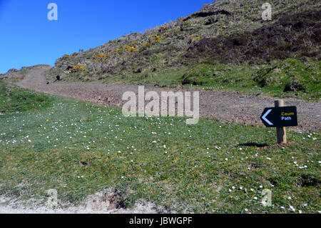 Green Wooden Footpath Sign in Gaelic & English near Coral Beach, Claigan, Dunvagan, Isle of Skye,Scotland UK Stock Photo