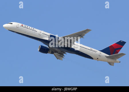 Los Angeles, USA - 18. April 2014: Eine Boeing 757-200 der Delta Air Lines mit der Registrierung N655DL startet vom Flughafen Los Angeles (LAX) in den USA. Delta Air Lines ist eine US-amerikanische Fluggesellschaft mit Sitz in Atlanta. Sie ist mit 160 Millionen Passagieren im Jahr 2012 sowie 733 Flugzeugen die größte Fluggesellschaft der Welt. Stock Photo