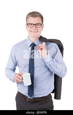 Freigestelltes Foto eines jungen, lächelnden Geschäftsmannes, der eine Tasse Kaffee hält. Der Mann schaut zur Kamera. Stock Photo