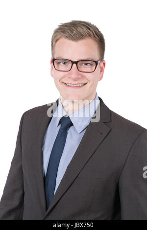 Freigestelltes Foto eines jungen, lächelnden Geschäftsmannes mit Brille. Der Mann schaut zur Kamera. Stock Photo