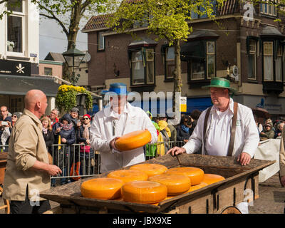 Kaasmarkt -Käsemarkt in Alkmaar, Provinz Nordholland, Niederlande Kaasmarkt-Cheese market  in Alkmaar, Province North Holland, Netherlands Stock Photo