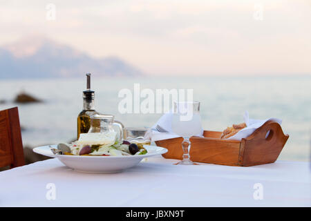 Griechischer Salat und das Meer Stock Photo