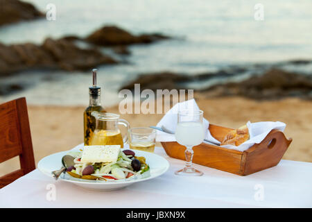 Griechischer Salat und das Meer Stock Photo