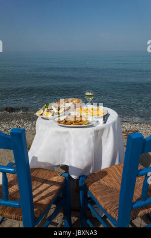 Griechisches Essen und das Meer Stock Photo