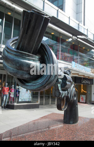 NON-VIOLENCE Sculpture of the Swedish sculpture Carl Fredrik Reuterswärd a gun with a knot on the gunpipe.Stands outside UN building in New York and a Stock Photo