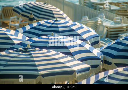 Blau weiße Sonnenschirme am Strand in Cannes, Cote Azur, Frankreich
