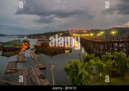 An evening view to the 400m long wooden Mon bridge over some floating houses in Songkhla Buri, a remote Thai town close to the burmese border. Stock Photo