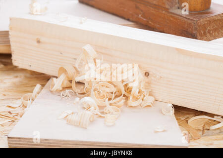 Hobel mit Holz Spänen in einer Schreinerei bei der Holzbearbeitung in Nahaufnahme Detail Stock Photo