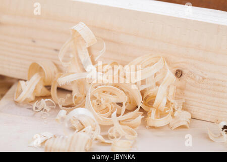 Hobel mit Holz Spänen in einer Schreinerei bei der Holzbearbeitung in Nahaufnahme Detail Stock Photo