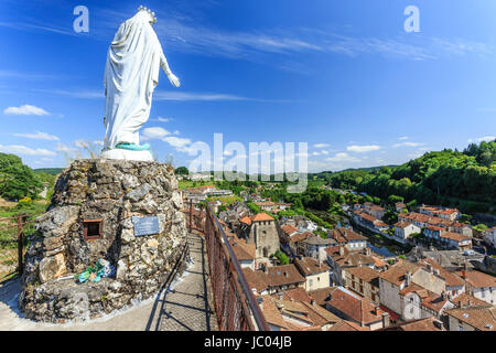 France, Cantal (15), Laroquebrou, vue sur le roc portant une statue de la Vierge et le village en contrebas // France, Cantal, Laroquebrou, view of th Stock Photo