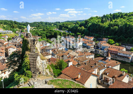 France, Cantal (15), Laroquebrou, vue depuis le château sur le roc portant une statue de la Vierge et le village en contrebas // France, Cantal, Laroq Stock Photo