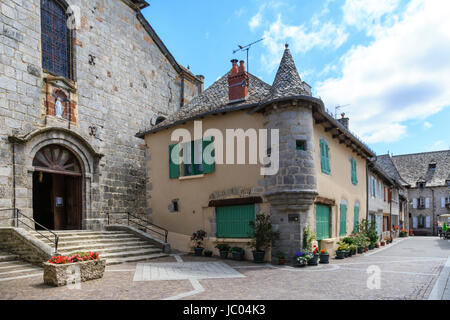 France, Cantal (15), Montsalvy, église Notre-Dame-de-l'Assomption et la maison à échauguette appelée communément La Tourelle // France, Cantal, Montsa Stock Photo