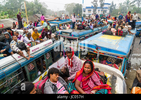 Busses full with pilgrims at the bus stop in Ganga Sagar are ready to leave for the jetty in Kakdwip Stock Photo