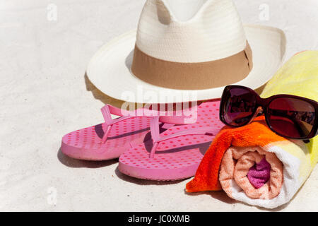 Accessories wie Sonnenbrille, Badetuch, Strohhut und Flip-Flops für Strandurlaub Stock Photo