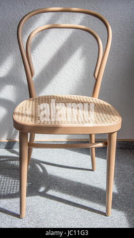 Thonet Stuhl aus Buchenholz und Flechtwerk Stock Photo