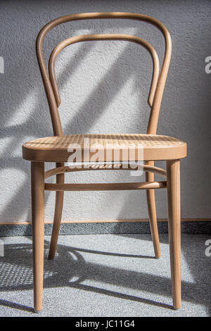 Thonet Stuhl aus Buchenholz und Flechtwerk Stock Photo