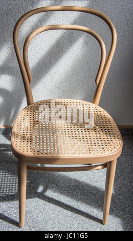 Thonet Stuhl aus Buchenholz und Flechtwerk Stock Photo