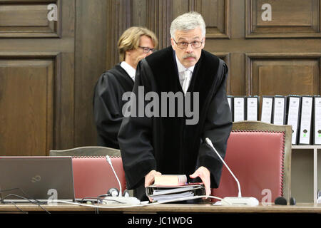 Hamburg, Germany. 13th June, 2017. Judge Norbert Sakuth (c) arrives for the start of the trial against three suspected ISIS members in Hamburg, Germany, 13 June 2017. The Syrians are suspected to have travelled to Germany with fake papers by order of the terror militia. They were arrested in September 2016 at a refugee home in Schleswig-Holstein. Photo: Bodo Marks/dpa Pool/dpa/Alamy Live News Stock Photo