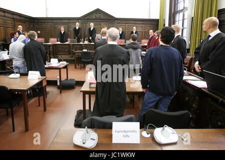 Hamburg, Germany. 13th June, 2017. dpatop - Defendants, lawyers and other people inolved in the trial can be seen at the regional court during the start of the trial against three suspected ISIS members in Hamburg, Germany, 13 June 2017. The Syrians are suspected to have travelled to Germany with fake papers by order of the terror militia. They were arrested in September 2016 at a refugee home in Schleswig-Holstein. Photo: Bodo Marks/dpa Pool/dpa/Alamy Live News Stock Photo
