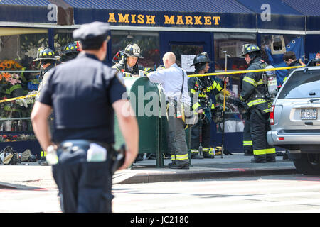 Manhattan, New York City, USA. 13th June, 2017. Moving firefighters to the site where a carbon monoxide leak occurred in a 12-story building located in lower Manhattan in New York on Tuesday, 13.32 people were taken to hospitals in the area without gravity. Credit: Brazil Photo Press/Alamy Live News Stock Photo