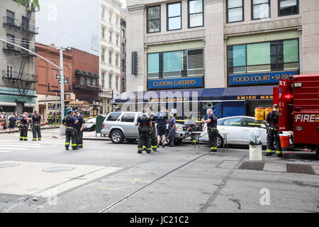 New York, United States. 13th June, 2017. Moving firefighters to the site where a carbon monoxide leak occurred in a 12-story building located in lower Manhattan in New York on Tuesday, 13.32 people were taken to hospitals in the area without gravity. Credit: Brazil Photo Press/Alamy Live News Stock Photo