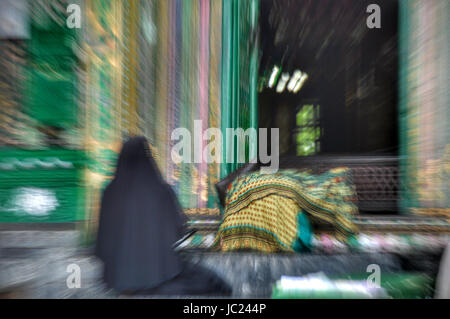 Srinagar, Kashmir. 13th June, 2017. Kashmiri Muslim Women pray inside hloy shrine Shah-i-Hamdaan in downtown srinagar on 13-june-2017.Muslims throughout the world are marking the month of Ramadan, the holiest month in the islamic calender during which Muslims fast from dawn until dusk. Credit: Arbaz Mughal/Alamy Live News Stock Photo