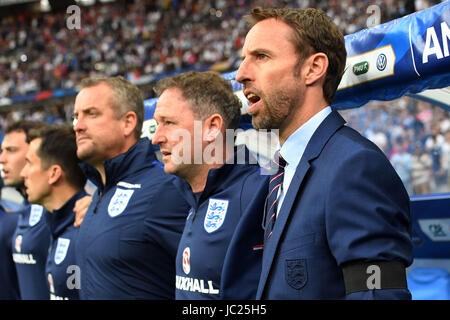 (170614) -- SAINT-DENIS, June 14, 2017 (Xinhua) -- Gareth Southgate (R) manager of England sings the national anthem alongside the team bench prior to the international friendly match between France and England at the Stade de France in Saint-Denis, France on June 13, 2017. France won England with 3-2. (Xinhua/David Niviere) Stock Photo