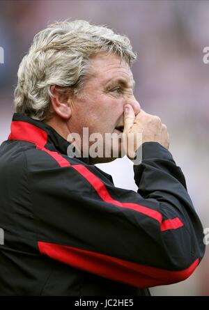 STEVE BRUCE SUNDERLAND MANAGER STADIUM OF LIGHT SUNDERLAND ENGLAND 14 August 2010 Stock Photo