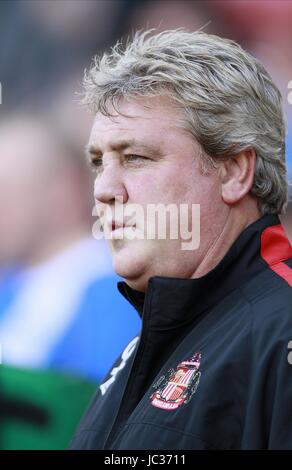 STEVE BRUCE SUNDERLAND FC MANAGER SUNDERLAND FC MANAGER JJB STADIUM WIGAN ENGLAND 11 September 2010 Stock Photo