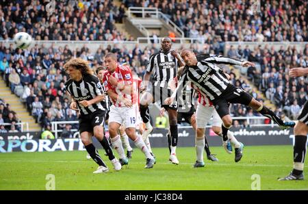 JAMES PERCH SCORES OWN GOAL NEWCASTLE V STOKE CITY ST JAMES PARK NEWCASTLE UTD ENGLAND 26 September 2010 Stock Photo