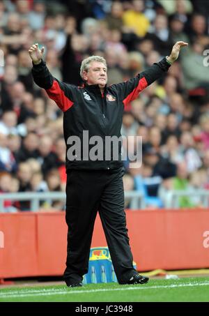 STEVE BRUCE SUNDERLAND MANAGER STADIUM OF LIGHT SUNDERLAND ENGLAND 02 October 2010 Stock Photo