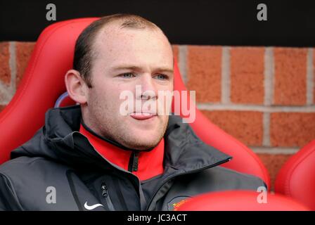 WAYNE ROONEY SAT ON BENCH, MANCHESTER UNITED FC, MANCHESTER UTD V WEST BROMWICH ALBION, 2010 Stock Photo