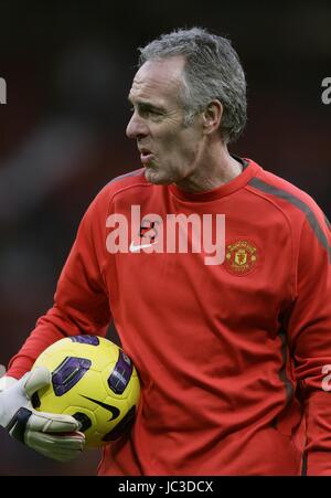 ERIC STEELE MANCHESTER UNITED GOALKEEPING COACH MAN UTD GOALKEEPING COACH OLD TRAFFORD MANCHESTER ENGLAND 20 November 2010 Stock Photo