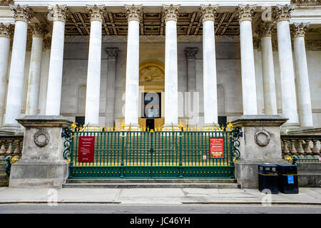 Main entrance to the Fitzwilliam museum at the university of Cambridge, England, UK. Stock Photo