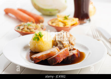 Bayerischer Schweinebraten und Weißbier Stock Photo