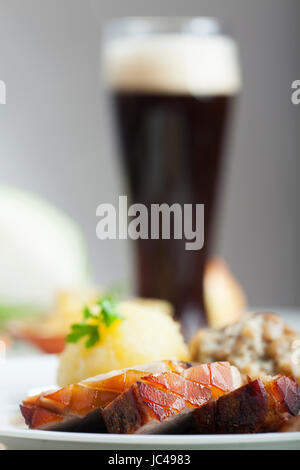 Bayerischer Schweinebraten und Weißbier Stock Photo