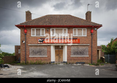 Closed down pub public house in Coseley, West Midlands derelict abandoned Stock Photo