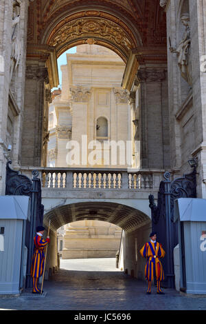 Vatican Swiss Guards standing sentry by St. Peter's Basilica (Basilica di San Pietro) Vatican City, Rome Stock Photo