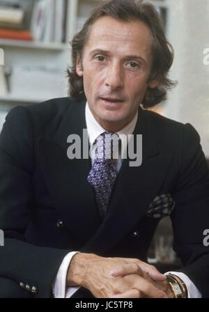 French fashion designer Marc Bohan posing in his Paris appartment, c.1972. Photo Michael Holtz Stock Photo