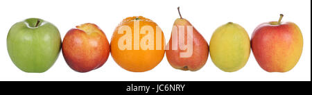 Früchte wie Äpfel, Orange, Birne, Pfirsich und Zitrone isoliert vor einem weissen Hintergrund Stock Photo
